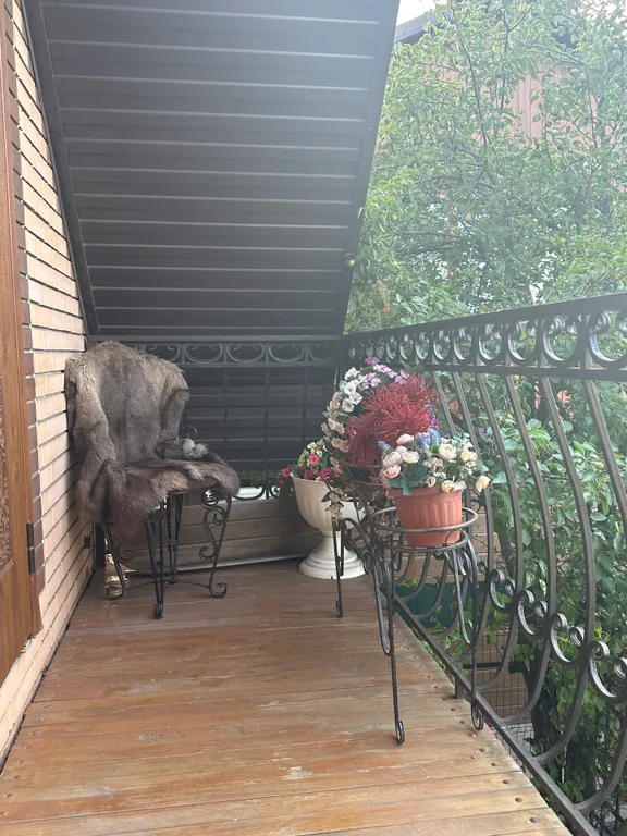 Уютный домик рядом с садом, хвойными деревьями, рядом с тц