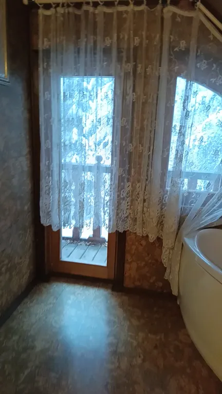 Изба (дом) из экологически чистого бревна под камышовой крышей в лесу