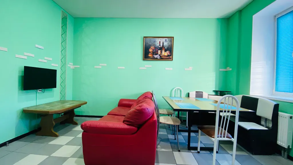 Просторная квартира с лоджией на площади Революции