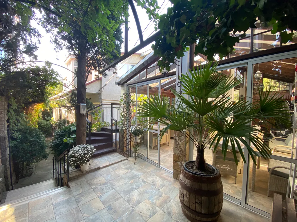 Апартамент с отдельным входом и балконами