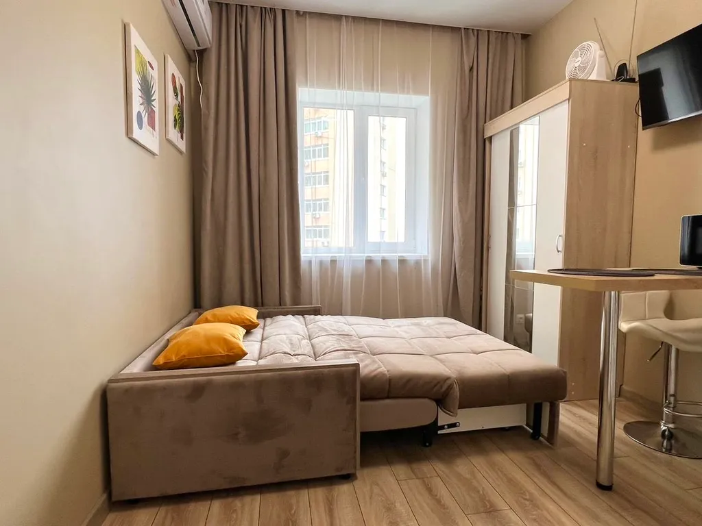 Студия после дизайнерского ремонта с видом на море