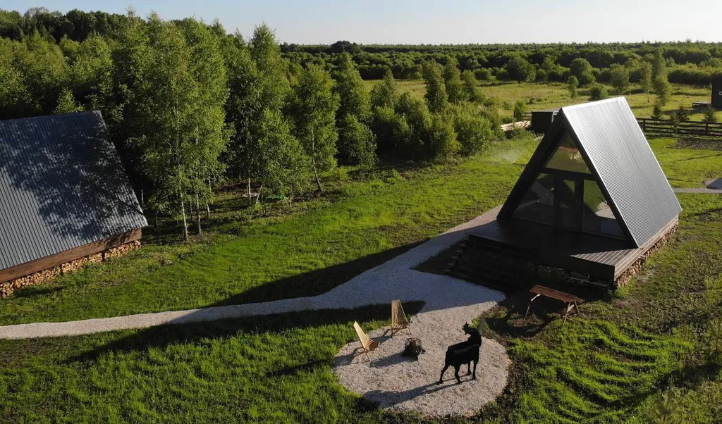 Уникальный треугольный дом в лесу Sky