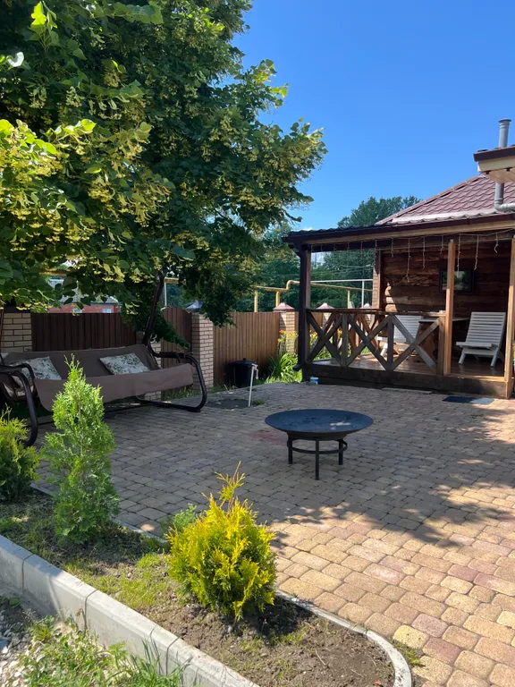 Душевный домик на берегу реки