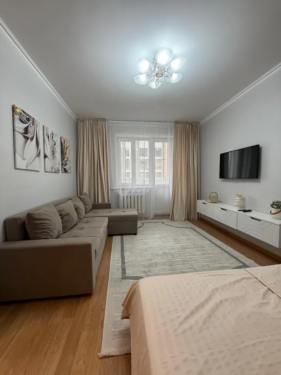 Самый центр города, АбуДаби Плаза, Байтерек, Линейный парк