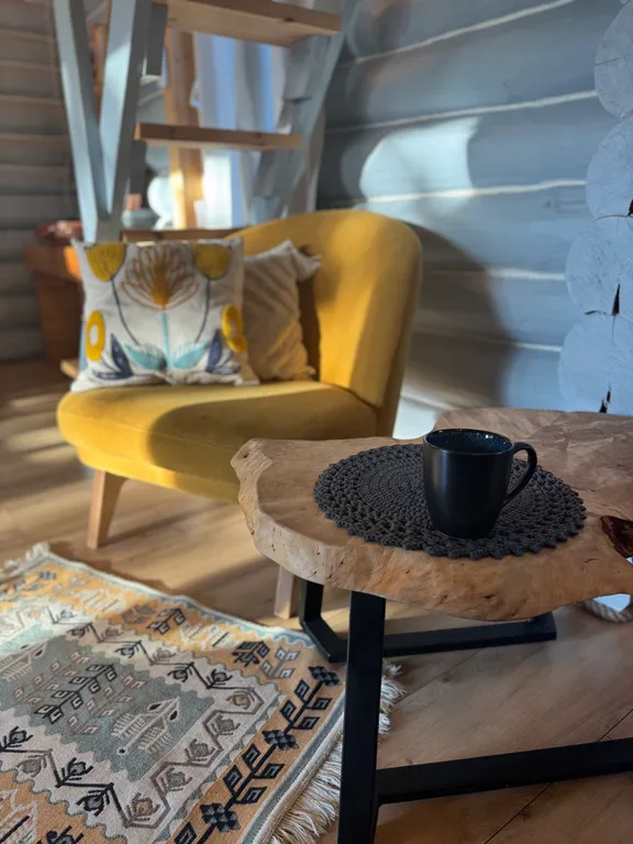 Дом на берегу реки в тихой деревне