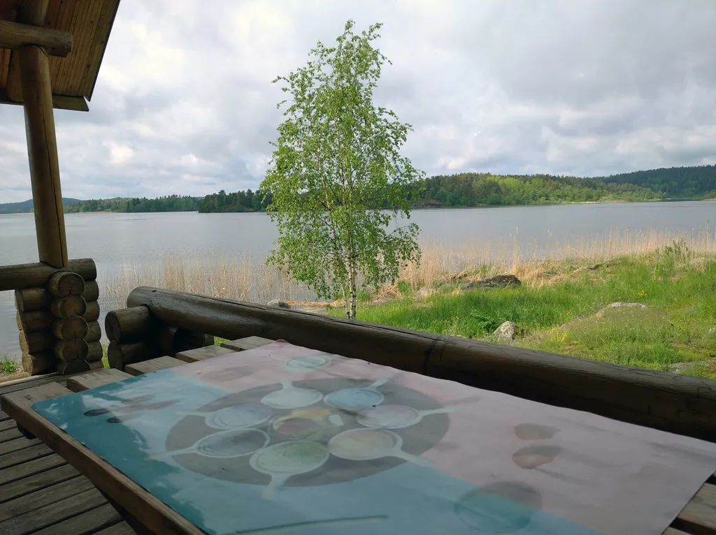 Домик на берегу озера