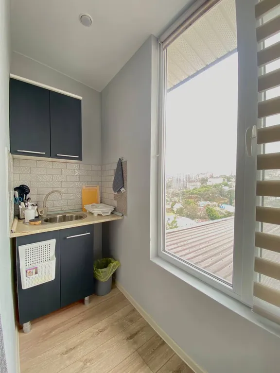 Студия с видом на город