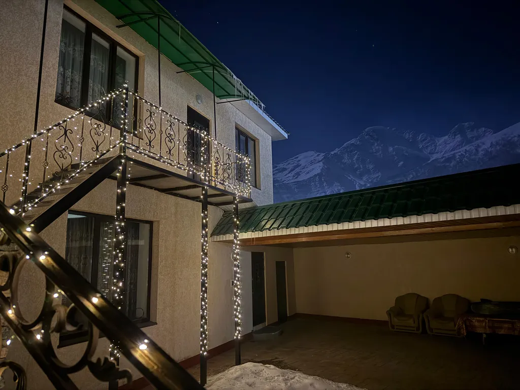 Уютный домик в сказочном месте