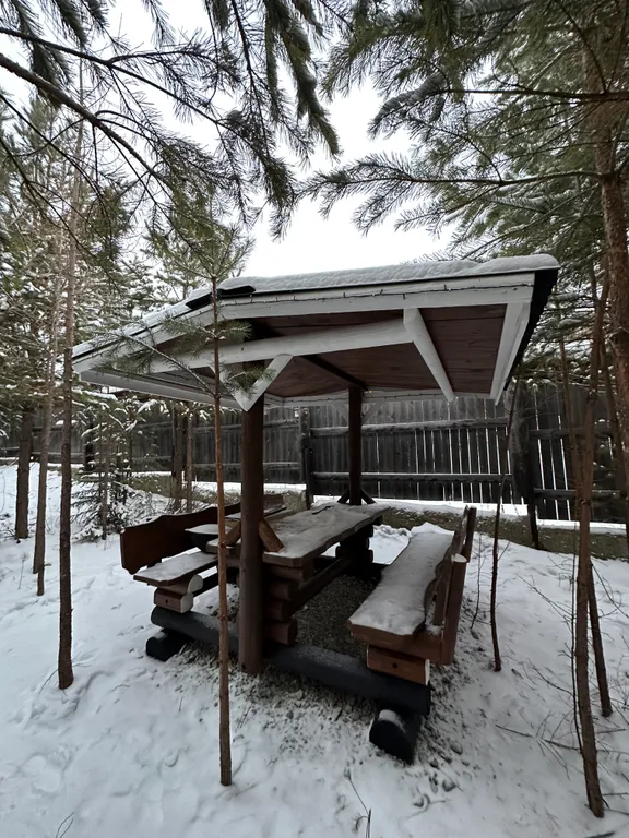 Уютный дом в деревне у реки