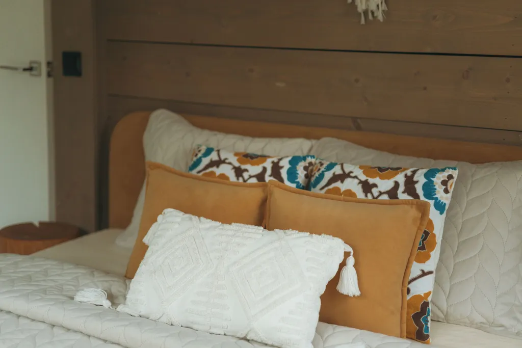 Дом с баней и чаном у воды и леса бохо