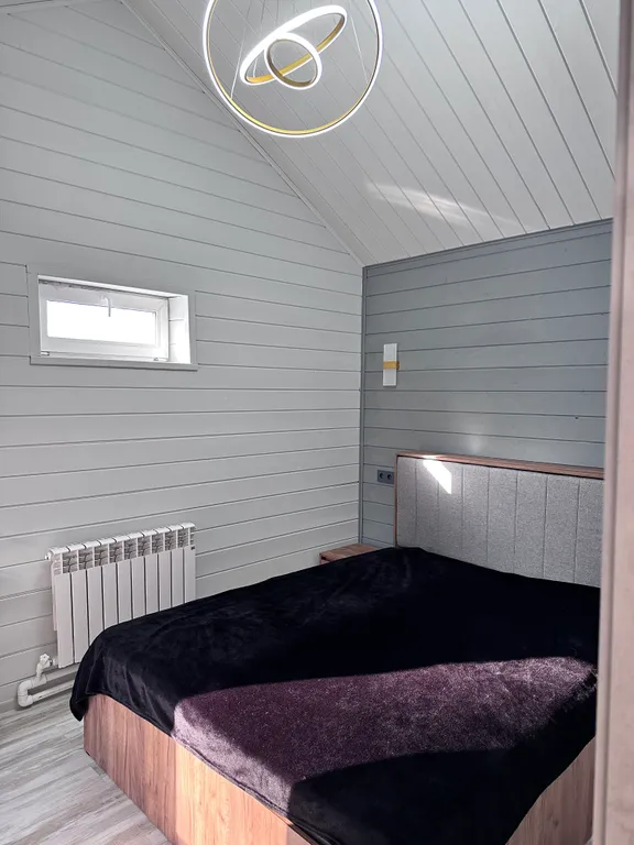 Уютный дом на горе рядом с лесом