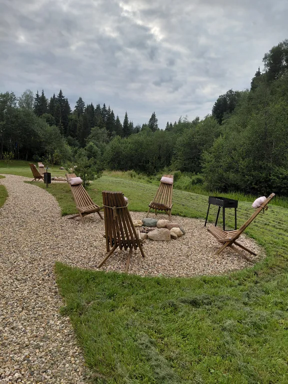 Дом в стиле a-frame с чаном на террасе