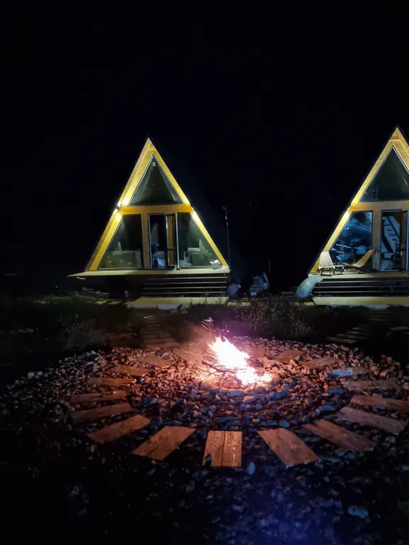 Живописный уголок в лесу вдали от городской суеты