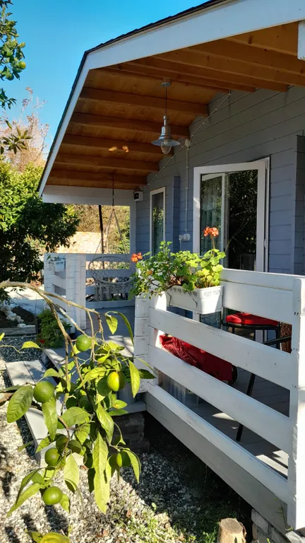 Уютный домик на большом участке с садом