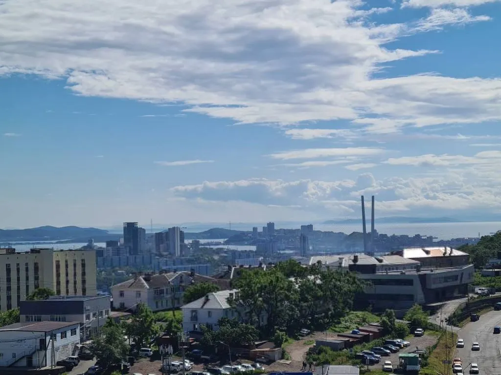 Красивая студия с видом на Золотой мост, город, море