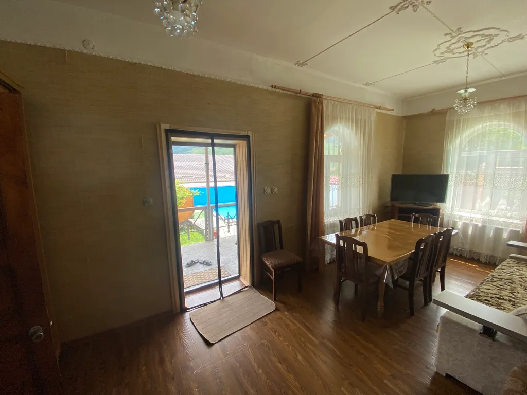 Дом с большим подогреваемым бассейнои, и уютной банькой