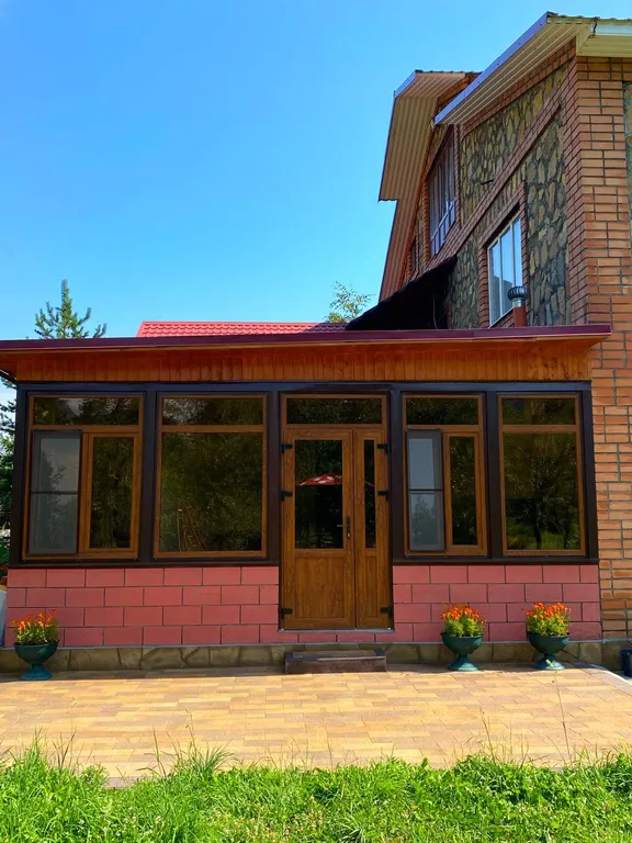 Веранда в окружении величественных гор