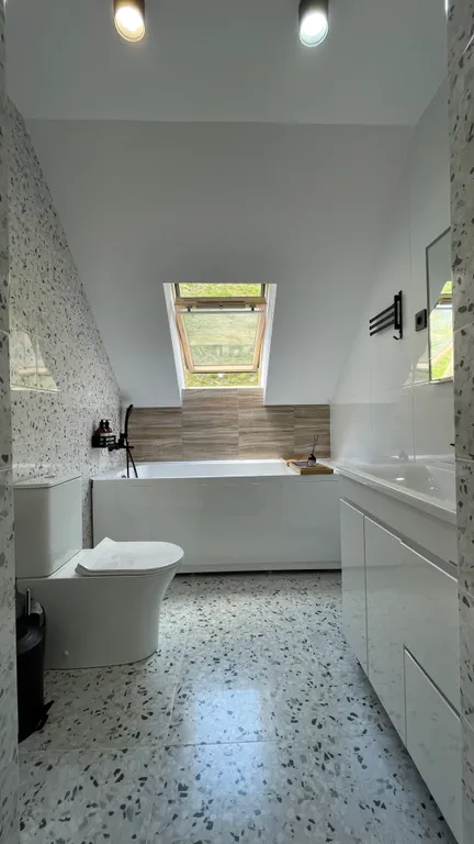 Новый коттедж с витражными окнами в центре