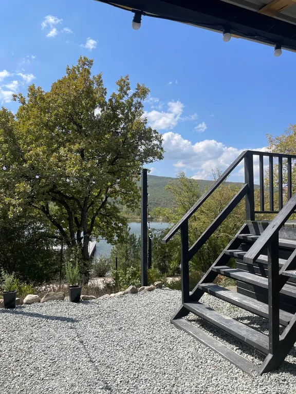 Дом-шалаш у озера