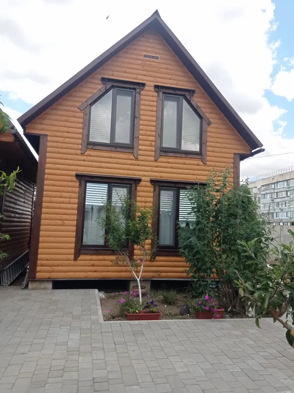 Котедж в тихом саду у моря