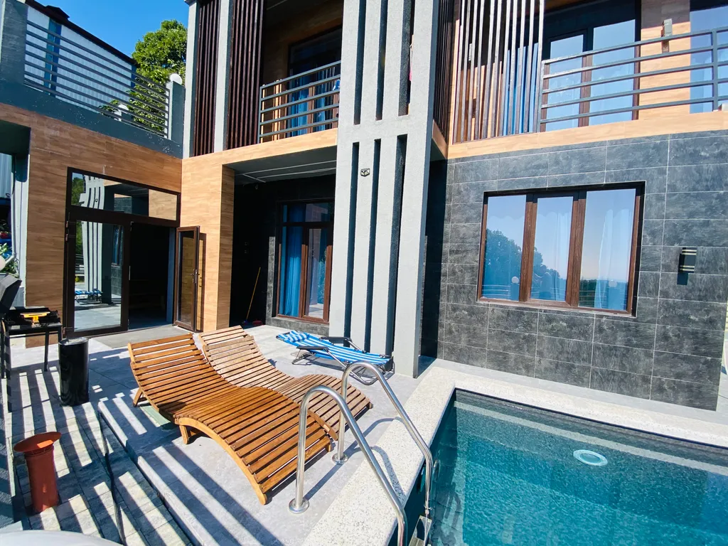 Трехэтажный коттедж с баней и бассейном