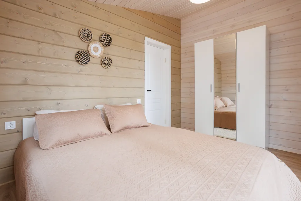 Красивый дом в ёлках