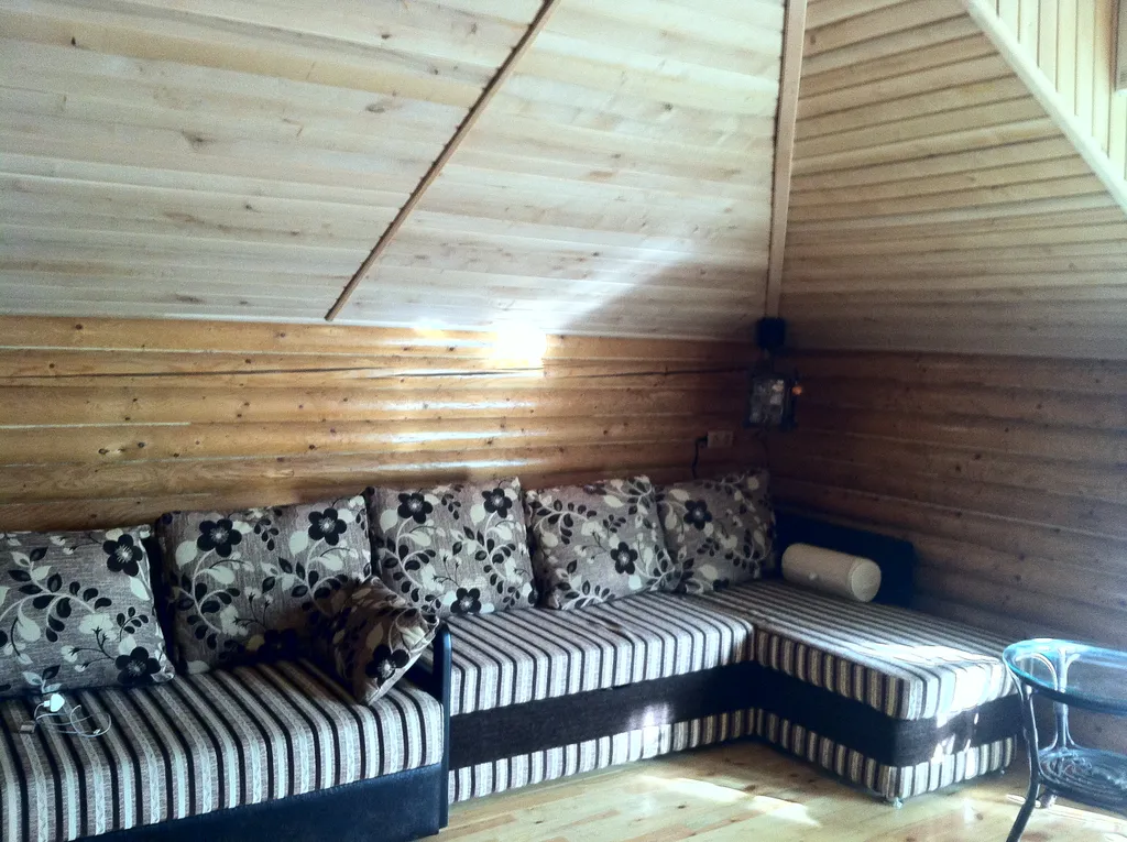 Деревянный коттедж с озером в горах