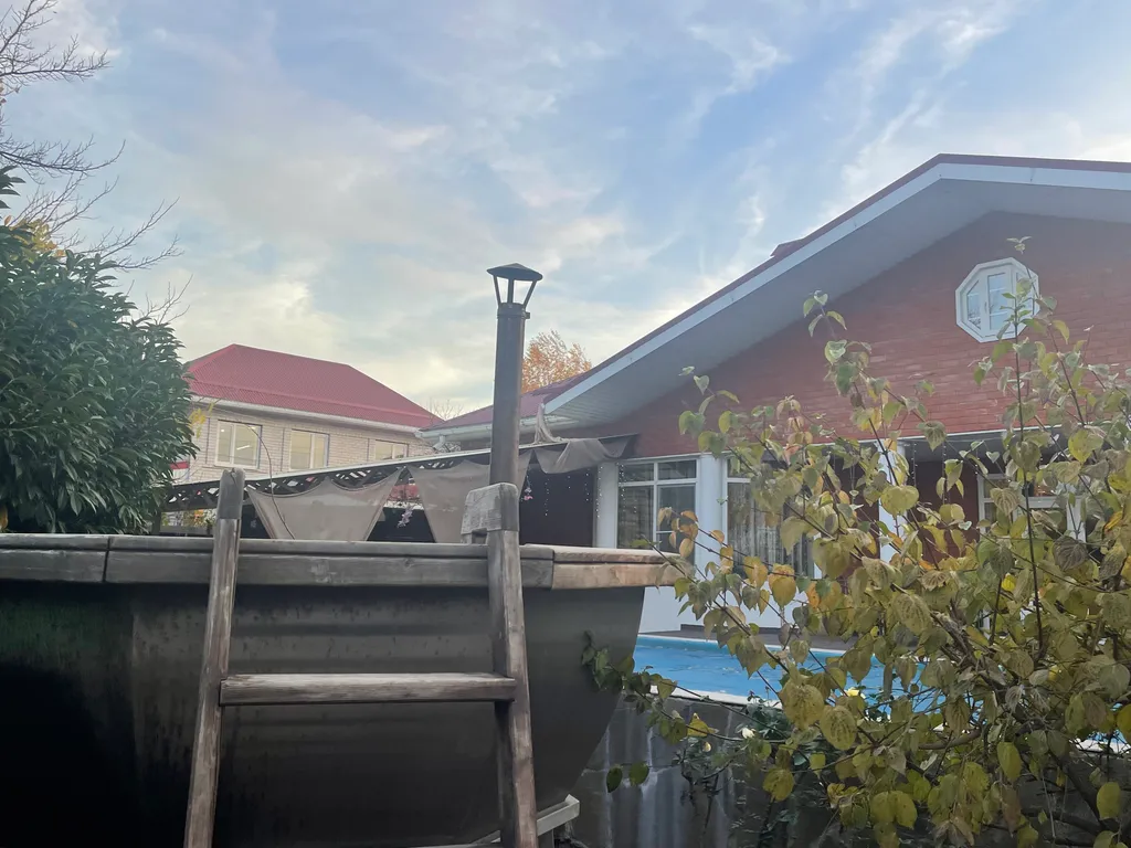 Дом с бассейном у парка Галицкого