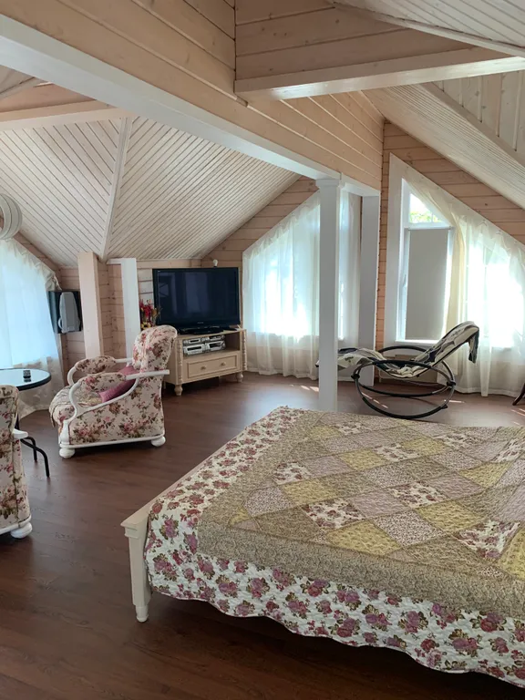 Уютный дом на пруду в черте города