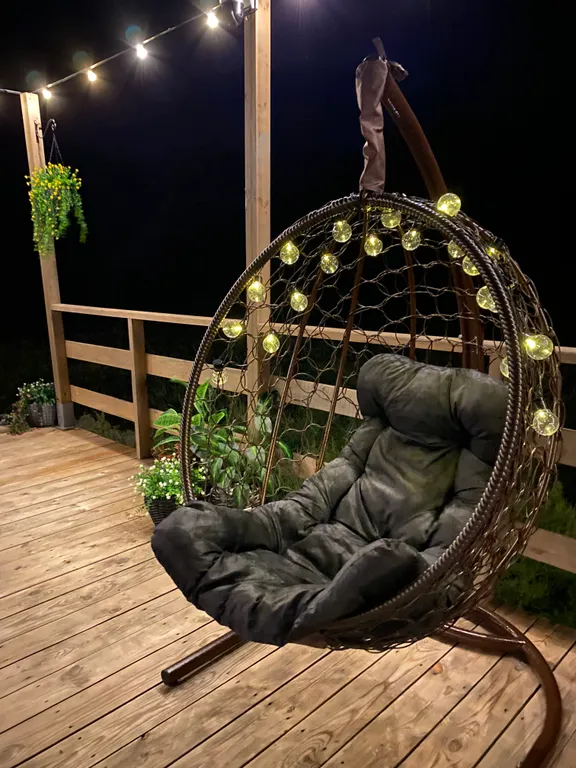 Уютная сфера на побережье