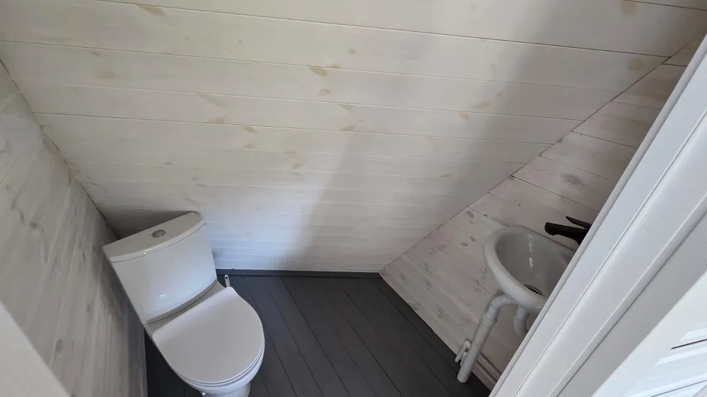 Дом в алтайском стиле (аил) у водопада