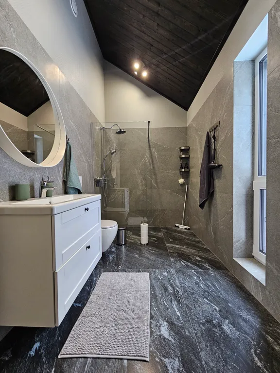 Дом на скале в окружении леса