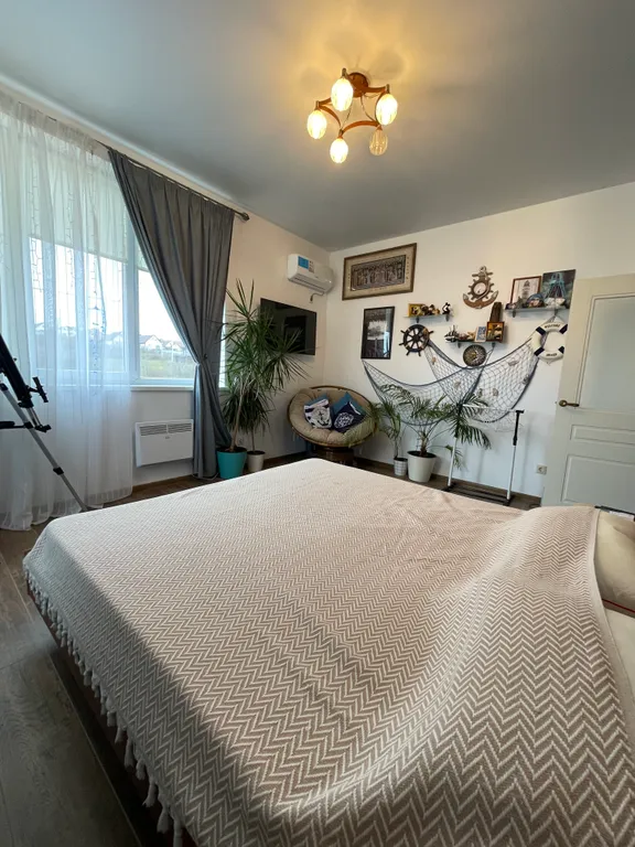 Уютный дом с бассейном и садом с видом на горы и море