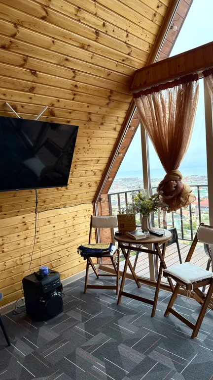 A-frame домик с панорамным видом на город