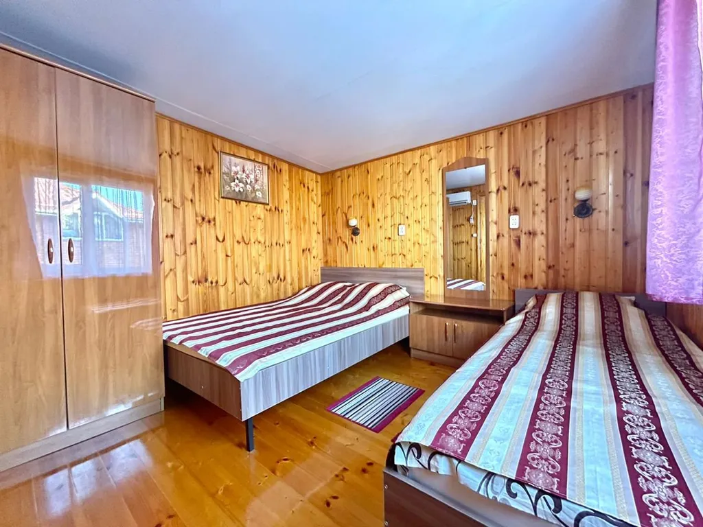 Коттедж Трехкомнатные апартаменты с балконом и с отдельным входом на земле — Анапа