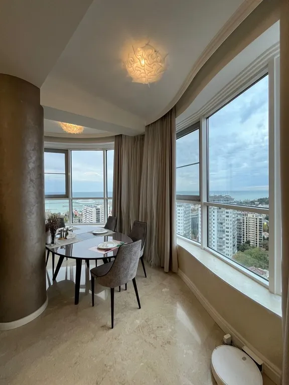 Пентхаус с видом на Морпорт в центре города