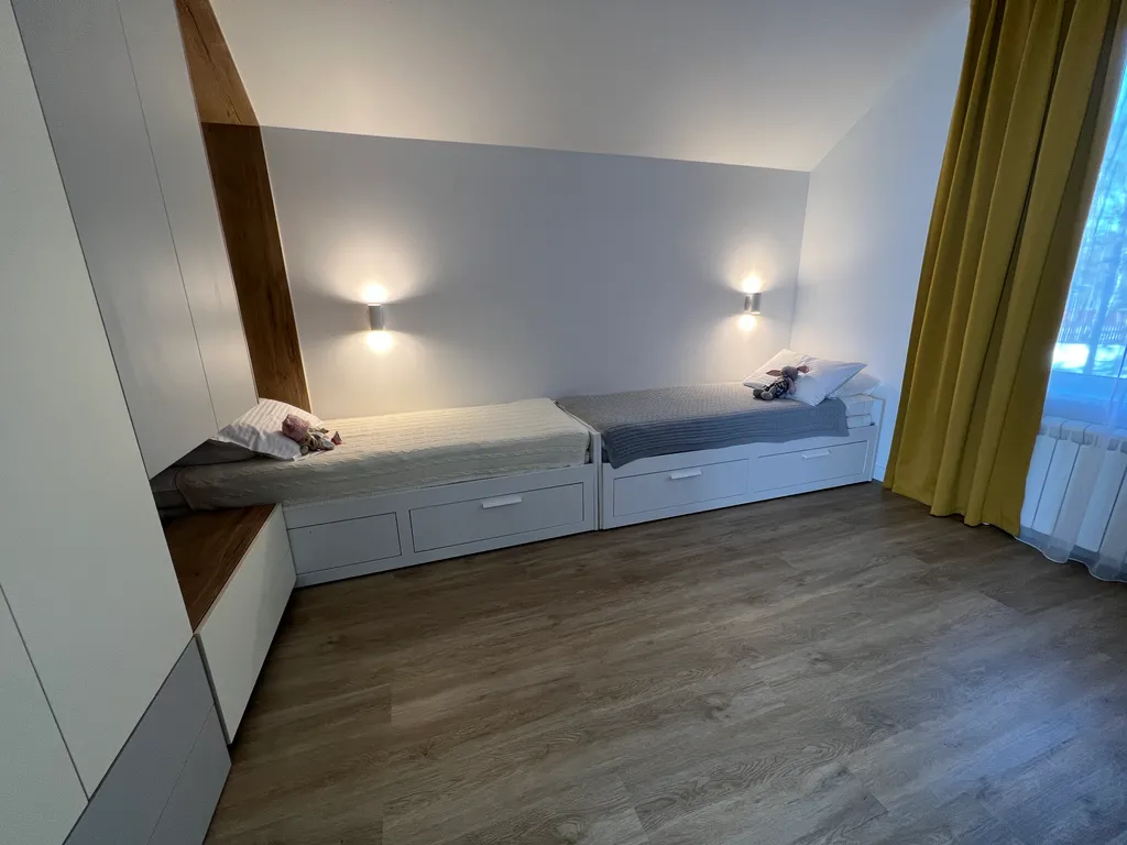 Просторный дом с камином в сосновом лесу