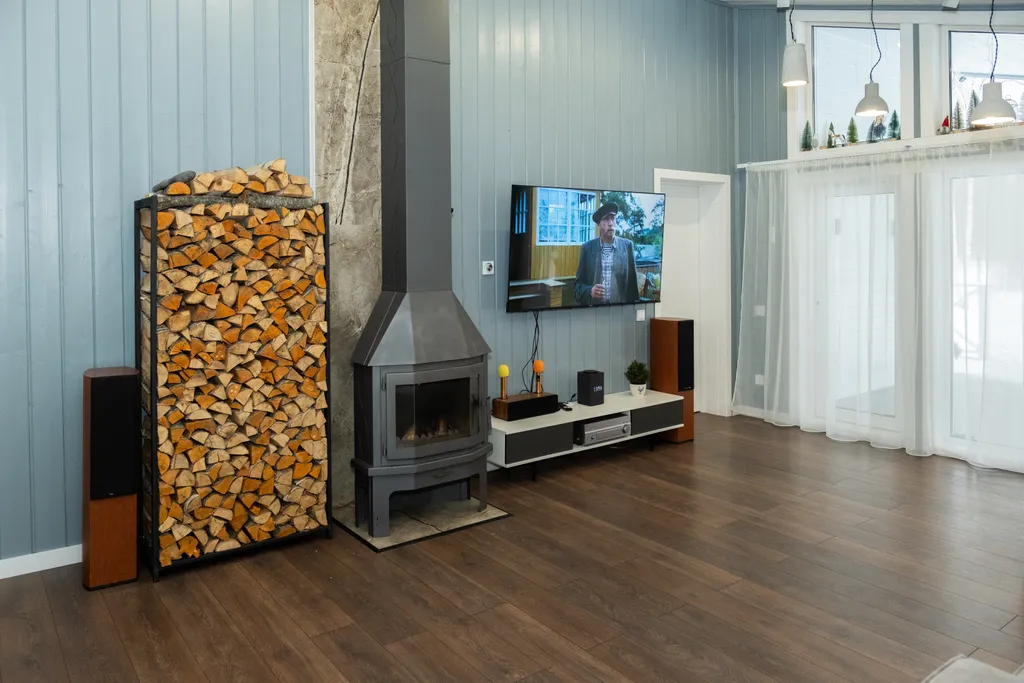 Дом на берегу лесного озера