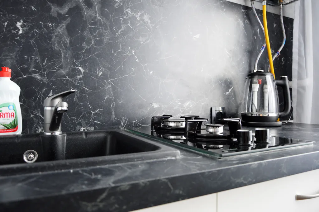 2-комнатная квартира в центре на втором этаже с застеклённым балконом