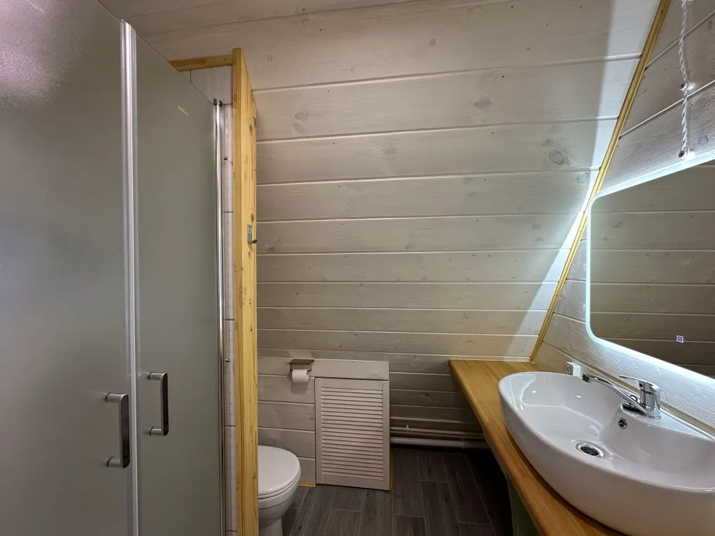 Дом в стиле A-frame на самом берегу реки