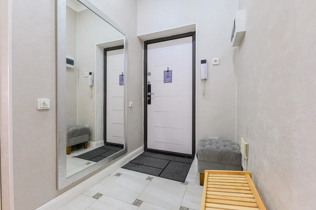 Трехкомнатная квартира с видом на горы в центре города