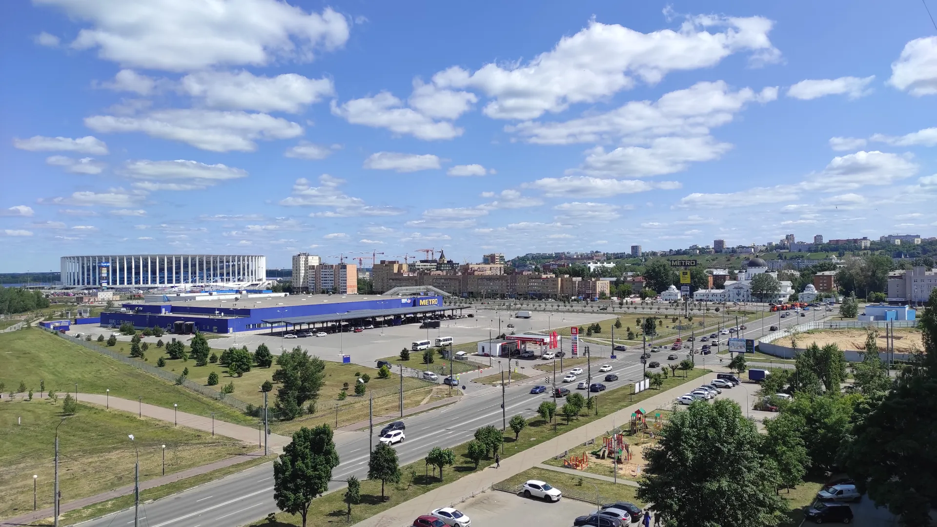 Магазин Metro через дорогу