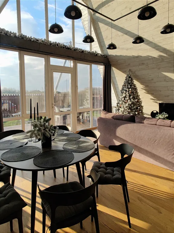 Панорамный домик с теплым бассейном в пяти минутах ходьбы от города