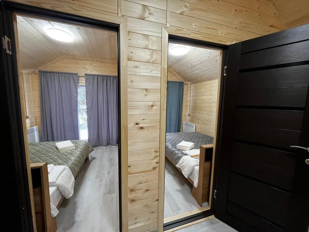 Дом в окружении леса и гор