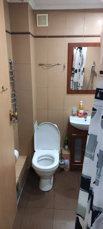 1-комнатная квартира в центре Макеевки с большой кроватью и водой