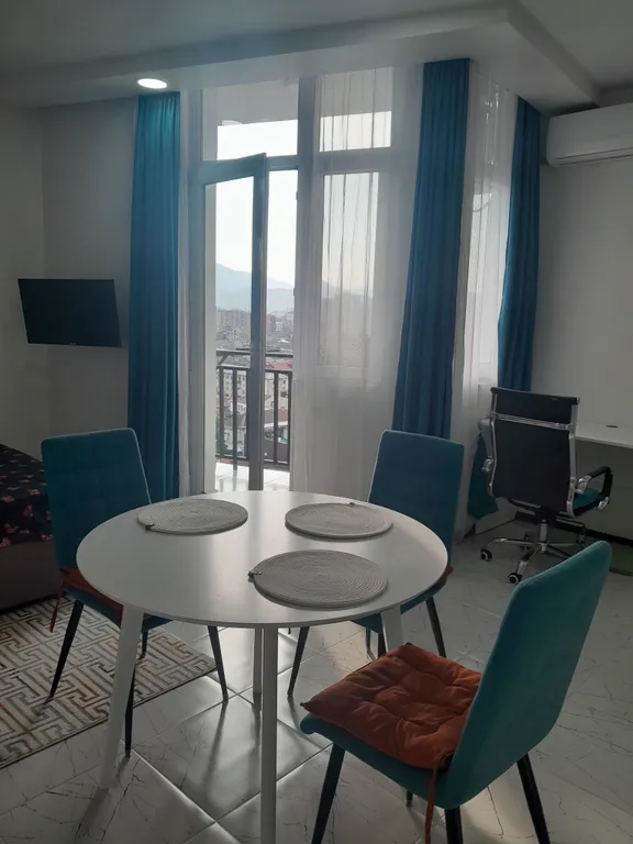 Уютная студия в центре с видом на горы