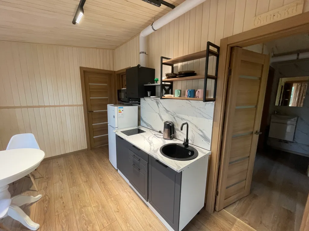 Уютный домик в тихом месте рядом с водой