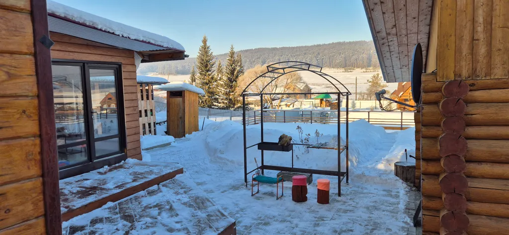 Дом с видом на горы и лес