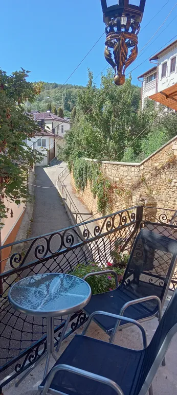Двушка в старинном особняке у самого парка с двумя балконами