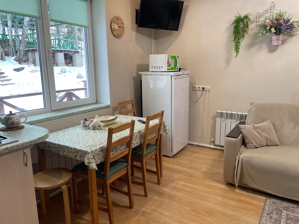 Дом с баней и детской площадкой, рядом лес и горы